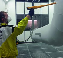 In der Pulverkabine wird die Luft vertikal über eine Absaugung unter den Gitterrosten aus der Kabine geführt. In der Pulverkabine wird die Luft vertikal über eine Absaugung unter den Gitterrosten aus der Kabine geführt.