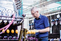 Bei der Spritzfärbemethode sitzen die Eier senkrecht auf kleinen ­Spindeln.