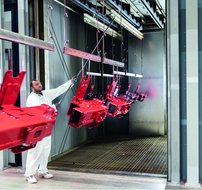 In zwei Kammeröfen werden Primer und der Pulverlack bei 190 bis 200 °C für maximal 30 min eingebrannt.