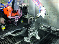 Bild 2: Zur Bewertung der Haftfestigkeit werden die Proben nach dem Beflammen im Lackiertechnikum automatisch lackiert. Fotos: Fraunhofer IPA