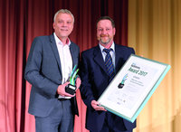 Oliver Weist (li.), Geschäftsführer der WWO, erhält den Award von Marko Schmidt.