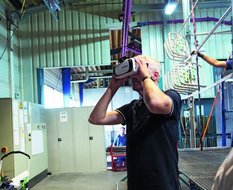 Lohnbeschichter Oliver Weist folgt seinem Vorbehandlungsprozess live mittels VR-Technik.