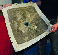 Mit dem „Oxsilan“-Verfahren ist es ausreichend, die Filterpresse einmal im Monat mit Wasser abzuspülen. Mit dem vorherigen Zinkphosphatierprozess wurde die Filteranlage wöchentlich gereinigt, wobei ein kompletter Austausch der Filtermatten vorgenommen werden musste. Mit dem „Oxsilan“-Verfahren ist es ausreichend, die Filterpresse einmal im Monat mit Wasser abzuspülen. Mit dem vorherigen Zinkphosphatierprozess wurde die Filteranlage wöchentlich gereinigt, wobei ein kompletter Austausch der Filtermatten vorgenommen werden musste.