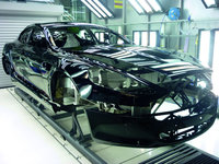 Die Klarlackstruktur ist eines der Hauptkriterien in der Produktion eines jeden Aston Martin Sportwagens: Um das gewünschte „Klavierlack-Finish“ zu erhalten, wird die Oberfläche großflächig intensiv geschliffen und poliert. Quelle: Visomax Die Klarlackstruktur ist eines der Hauptkriterien in der Produktion eines jeden Aston Martin Sportwagens: Um das gewünschte „Klavierlack-Finish“ zu erhalten, wird die Oberfläche großflächig intensiv geschliffen und poliert. Quelle: Visomax
