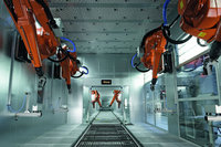 Die Lackierung erfolgt vollautomatisiert: 23 Roboter sorgen für ein perfektes Finish von Stoßfängern, Seitenwänden, Frontklappen & Co. Quelle: Sturm Die Lackierung erfolgt vollautomatisiert: 23 Roboter sorgen für ein perfektes Finish von Stoßfängern, Seitenwänden, Frontklappen & Co. Quelle: Sturm