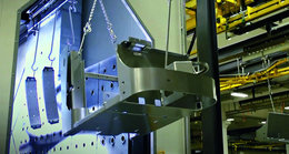 Das Chassis wird zur Beschichtung gefördert und silbern pulverlackiert. Das Chassis wird zur Beschichtung gefördert und silbern pulverlackiert.