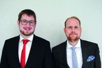 Jonathan Höfer (links) und Kristijan Widmann (rechts) erforschten in ihrer Abschlussarbeit die Spritzergebnisse der Hochrotationsglocke. Jonathan Höfer (links) und Kristijan Widmann (rechts) erforschten in ihrer Abschlussarbeit die Spritzergebnisse der Hochrotationsglocke.