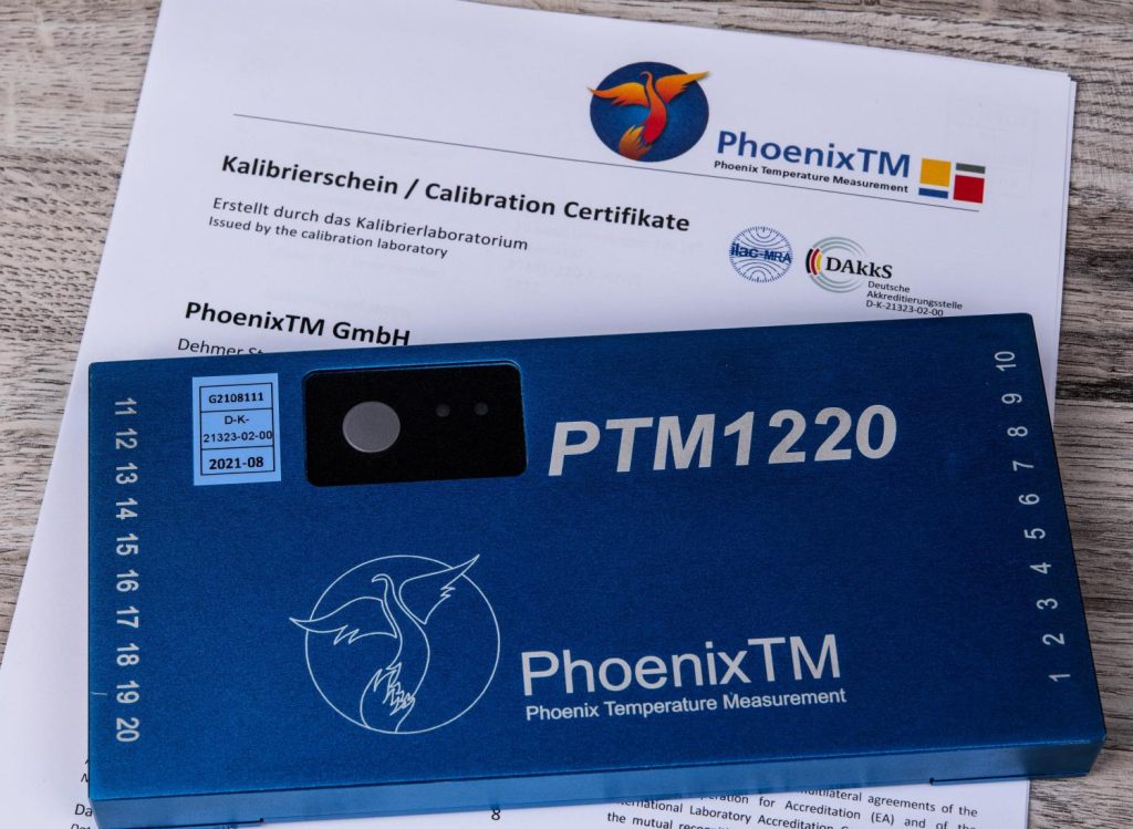 Der Datenlogger "PTM1220" liegt auf einer Kalibrierbescheinigung