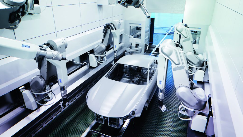 Blick in eine Autolackierkabine mit mehreren Robotern