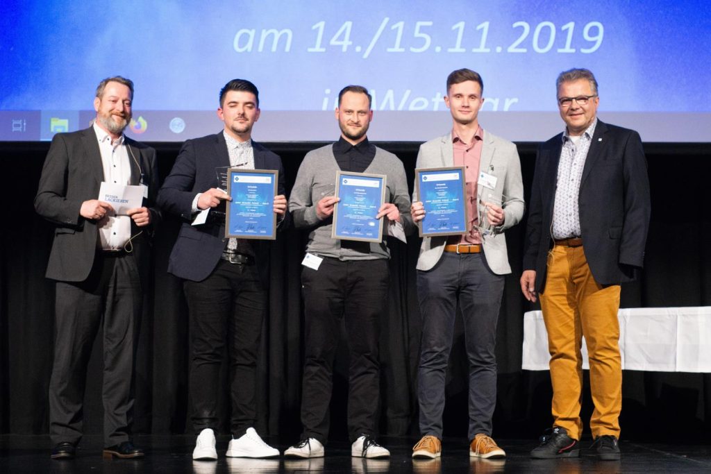 Gruppenfoto der drei Preisträger 2019 mit Marko Schmidt und Matthias Bader