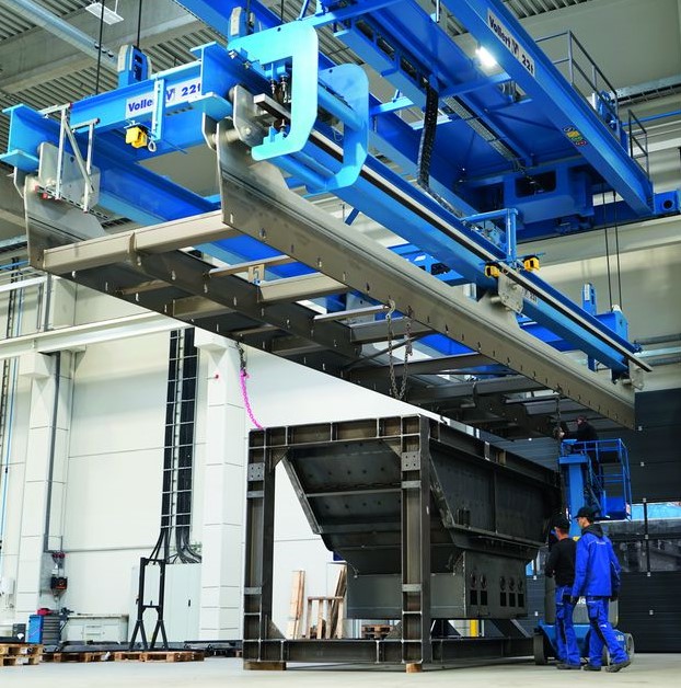 An der Aufgabestation treten die zu beschichtenden Bauteile in den Prozess ein. Foto: Benninghoven