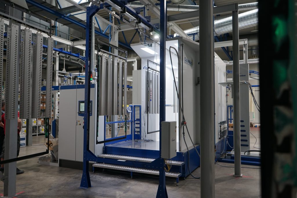 Die weiche Pulverwolke des "Encore HD Sprühsystems" sorgt für eine vollständige Prozesskontrolle. Foto: Nordson
