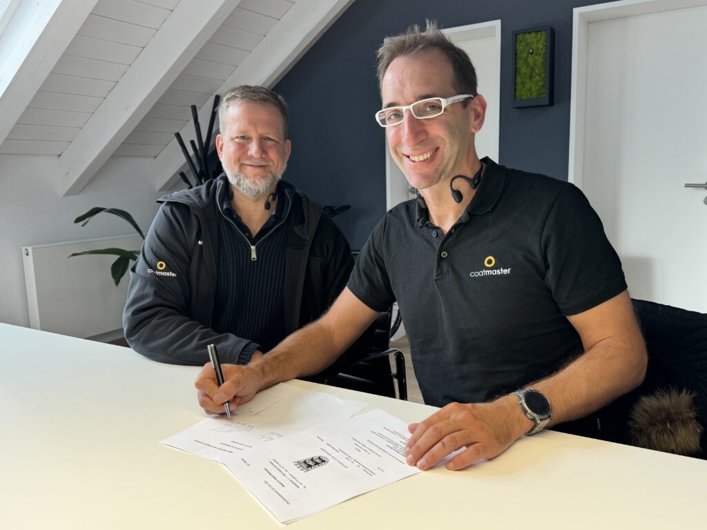 Die Gründer und Co-CEO Andor Bariska (li.) und Prof. Dr. Nils A. Reinke unterzeichnen die Gründung der coatmaster Europe LLC.