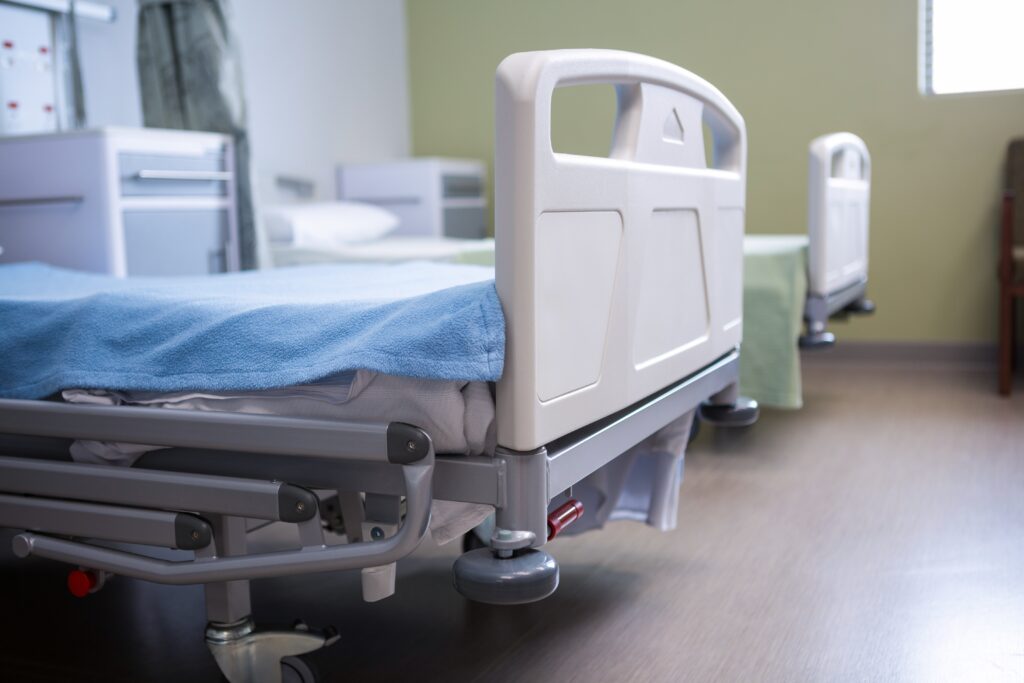 Symbolbild: Fußende eines Krankenhausbettes