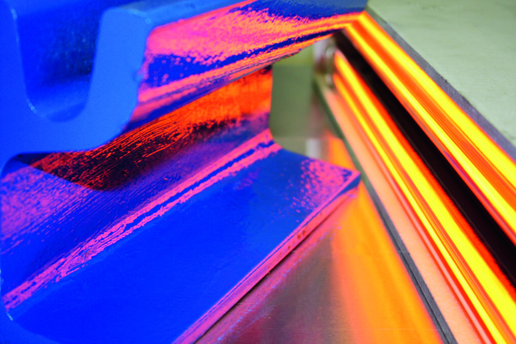 Symbolfoto: Lackiertes Bauteil in einem UV-Trockner