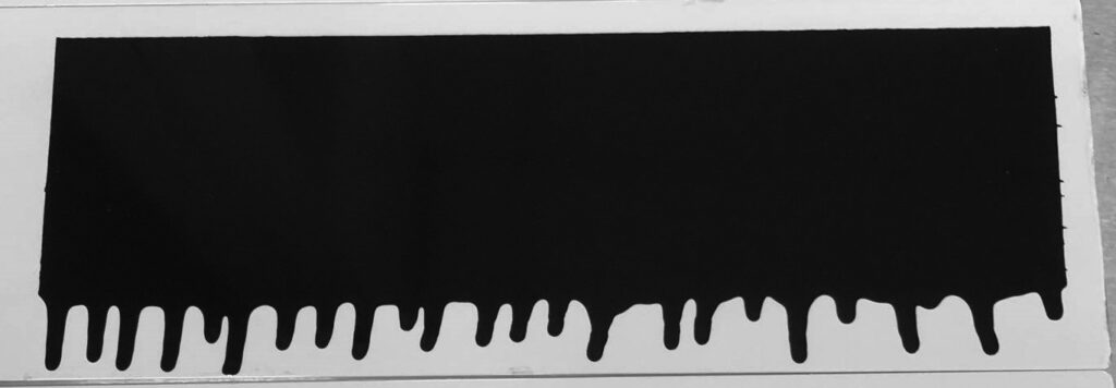 Grafik: Schwarze Farbe mit Lackläufern