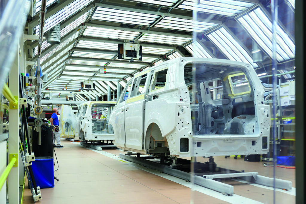 Blick in die Automobilproduktion: Karosserie eines VW-Busses mit der Lackierung in Candyweiß