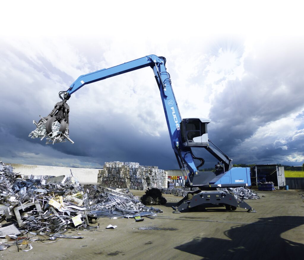 Bagger mit Greifer auf einem Schrottplatz