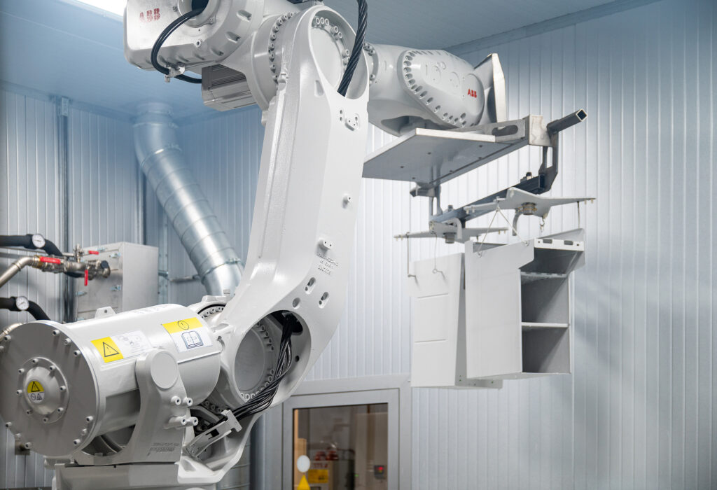Ein Handlingsroboter transportiert ein Werkstück.