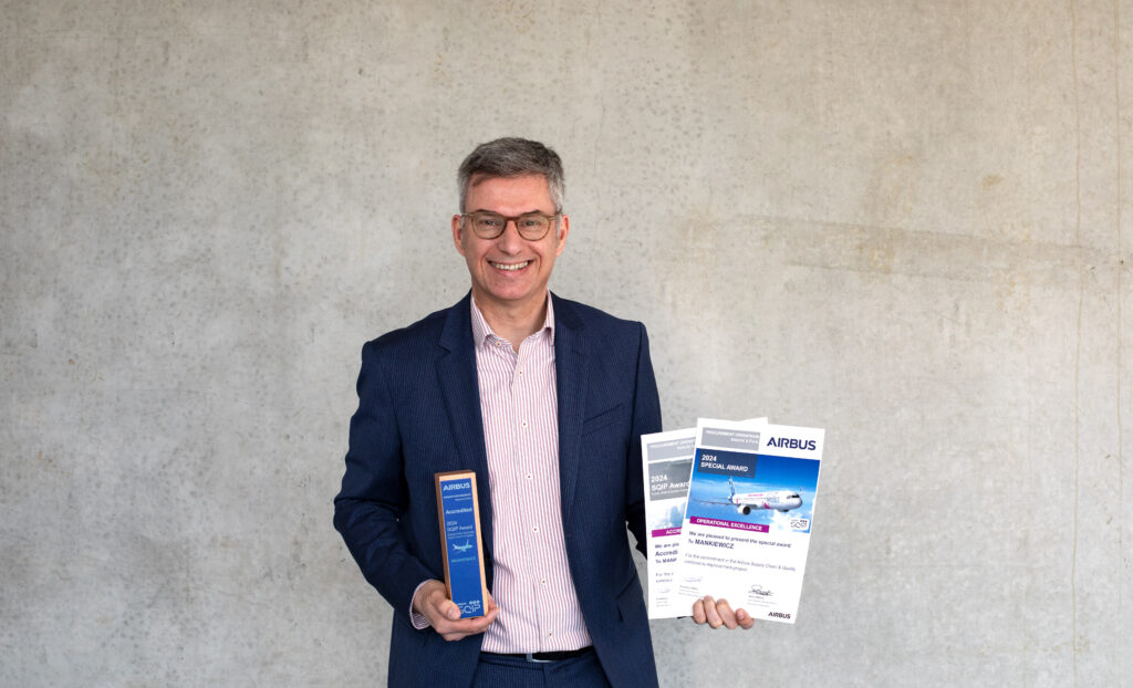 Jens-Peter Otte, Leiter Qualitätsmanagement bei Mankiewicz, mit den beiden Airbus Awards.