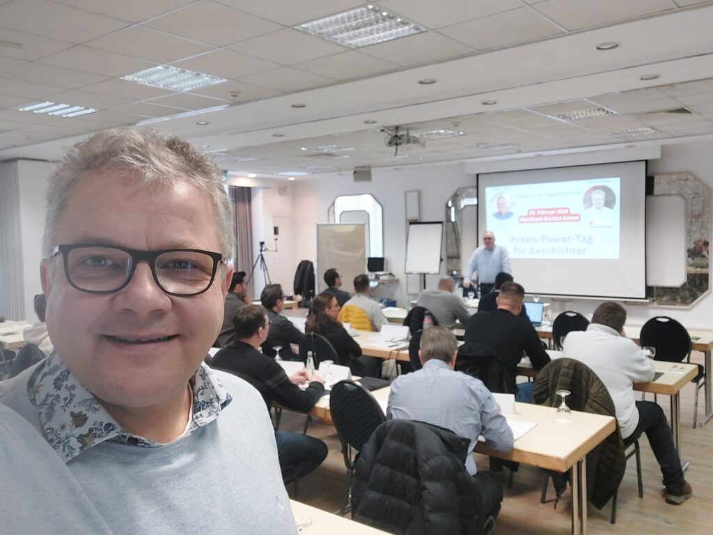 Matthias Bader als Dozent, im Hintergrund Markus Vüllers