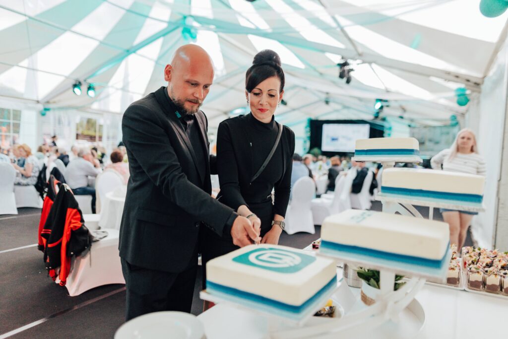 Steve und Maria Hess schneiden einen Jubiläumskuchen an.