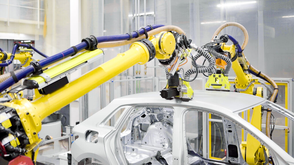 Ein Roboter mit Schleifvorsatz schleift ein Autodach.