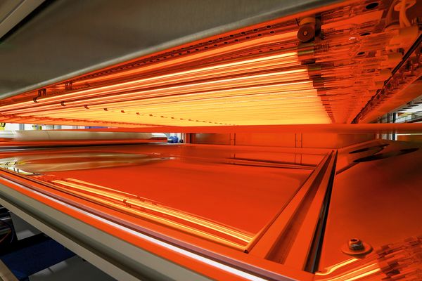 Eine Papierbahn durchläuft den IR-Trockner