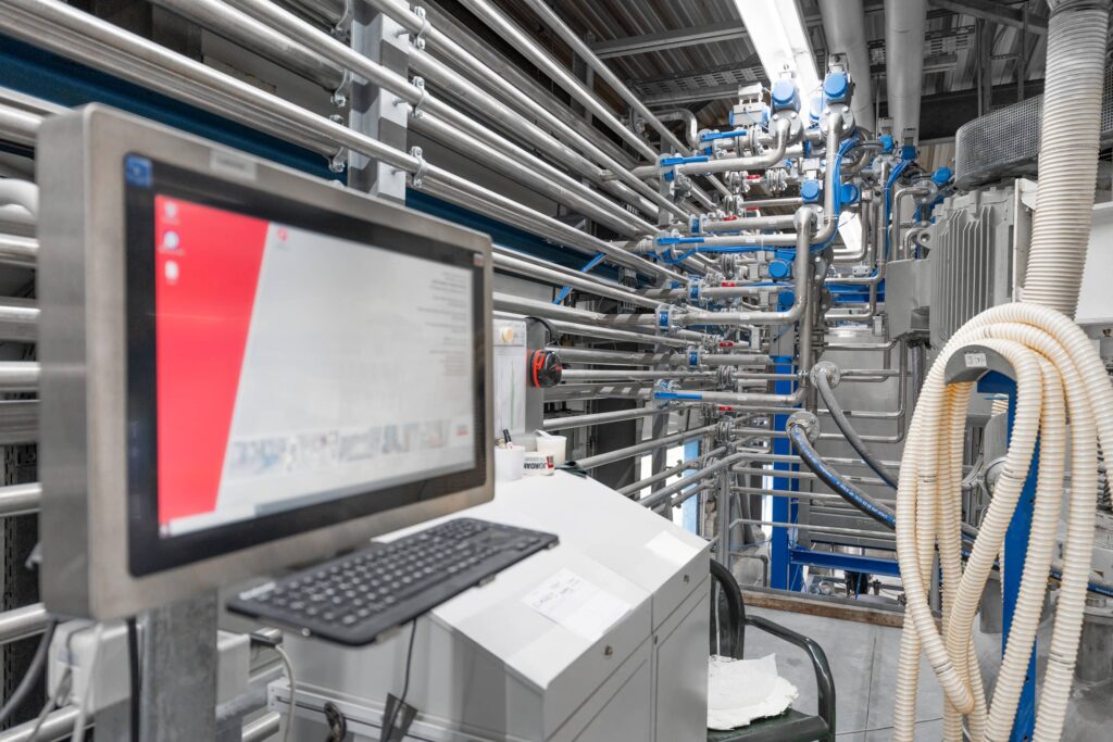 Blick auf die Produktionssteuerung und Verrohrung