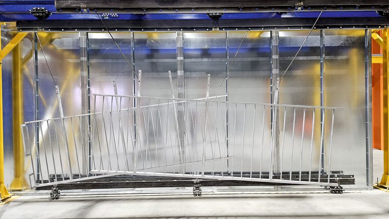 Ein Werkstück in der Pulverkabine
