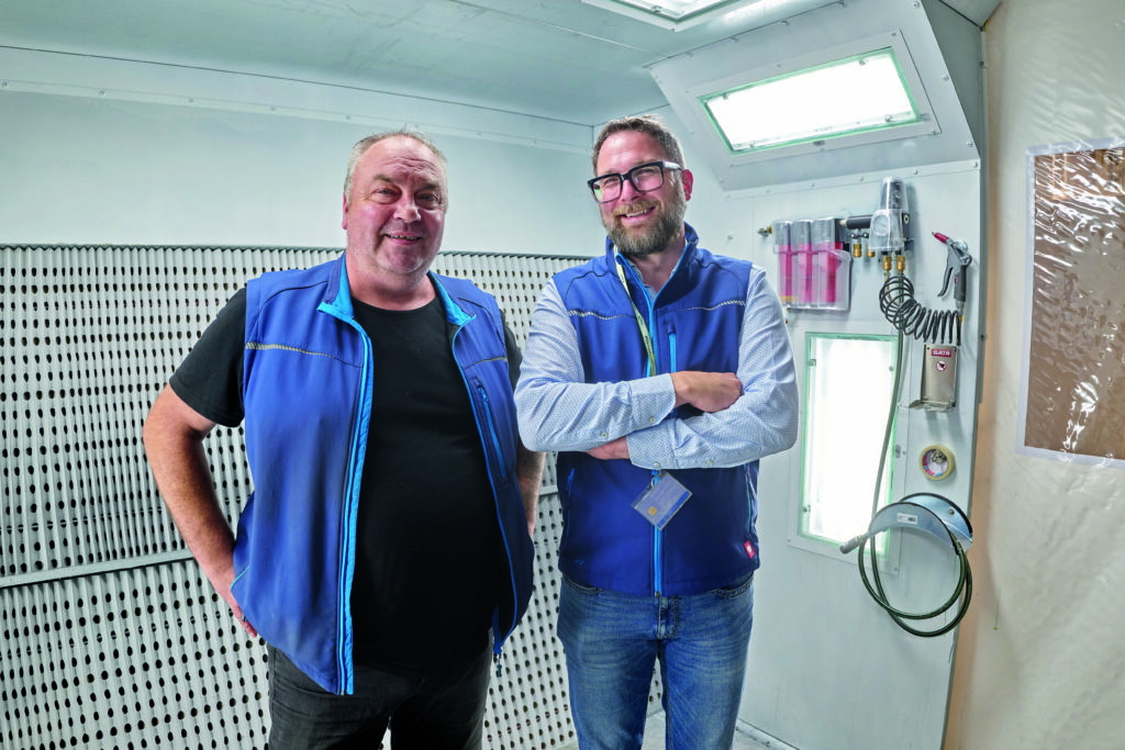 Teamkoordinator Josef Rossmark (li.) und Thorsten Kirchner, Leiter manuelle Teilereparatur und Lackieren bei MTU haben erfolgreich viele Produktionsabläufe verändert oder komplett neu aufgesetzt. Foto: Redaktion, Jochen Kratschmer