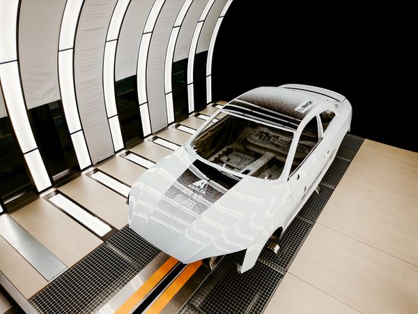 Lackierte Karosserie im Lichttunnel