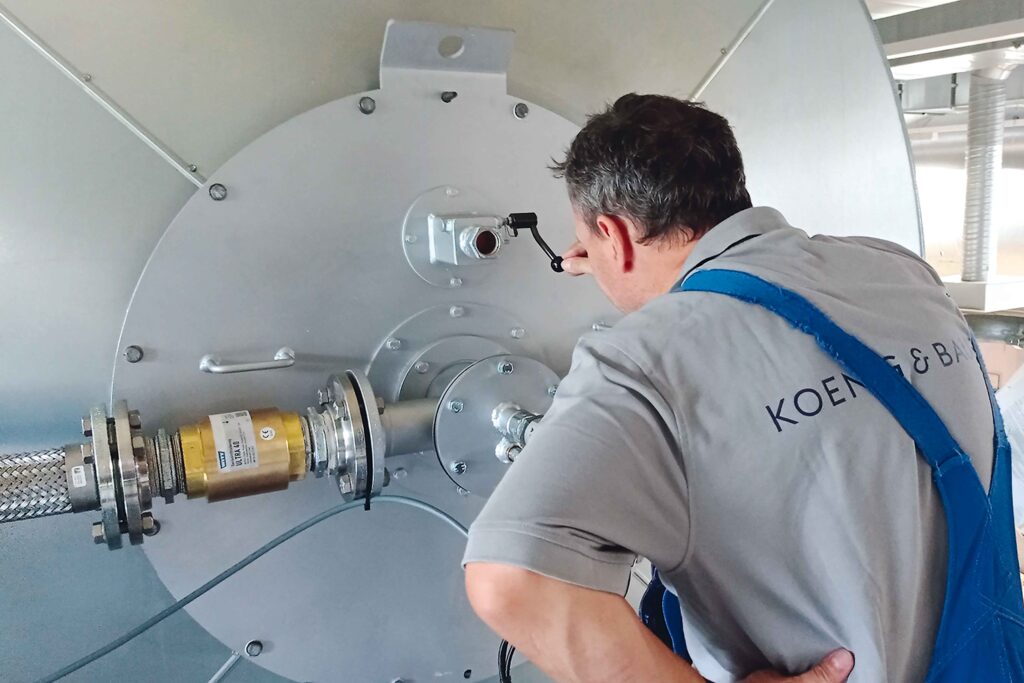 Der Verfahrenstechniker überprüft die Wasserstoffflamme während der Produktion. Foto: Koenig & Bauer Metal-Print