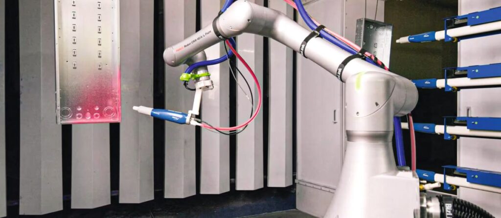 roboter lackiert ein Werkstück