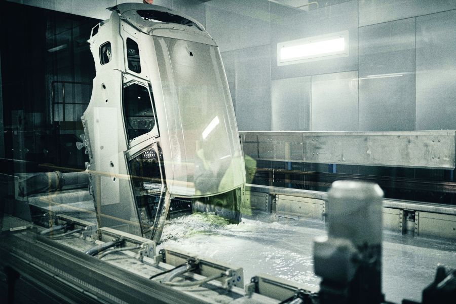 Eine Karosserie in der KTL-Anlage