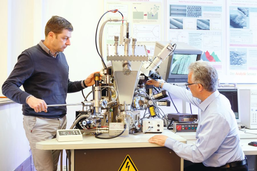 Zwei Männer arbeiten mit einem Gerät für die Röntgenphotoelektronenspektroskopie