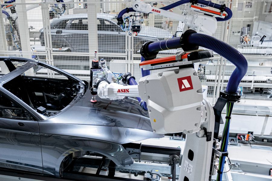 Ein Roboter überprüft die Lackierung einer Karosserie.