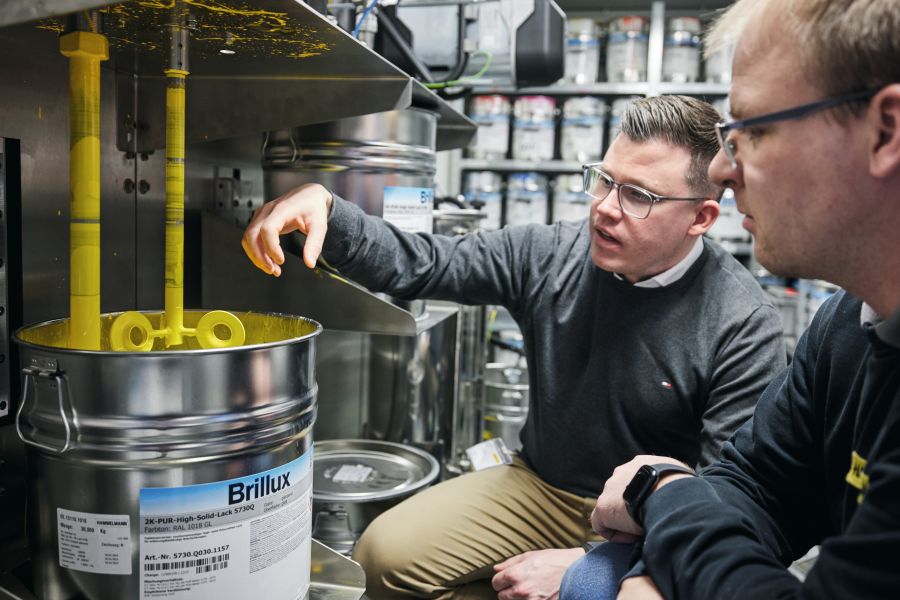 Zwei Männer besprechen Details der Misch- u nd Dosieranlage