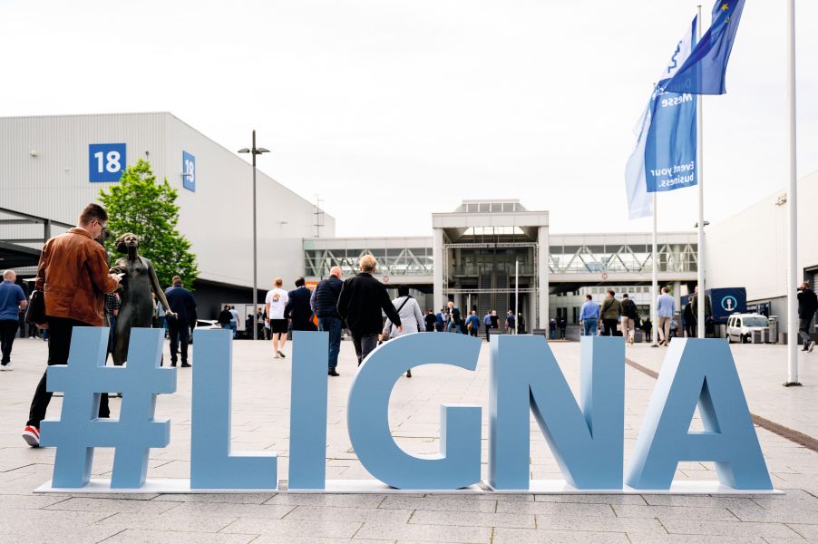 Ligna-Logo vor dem Messegelände in Hannover