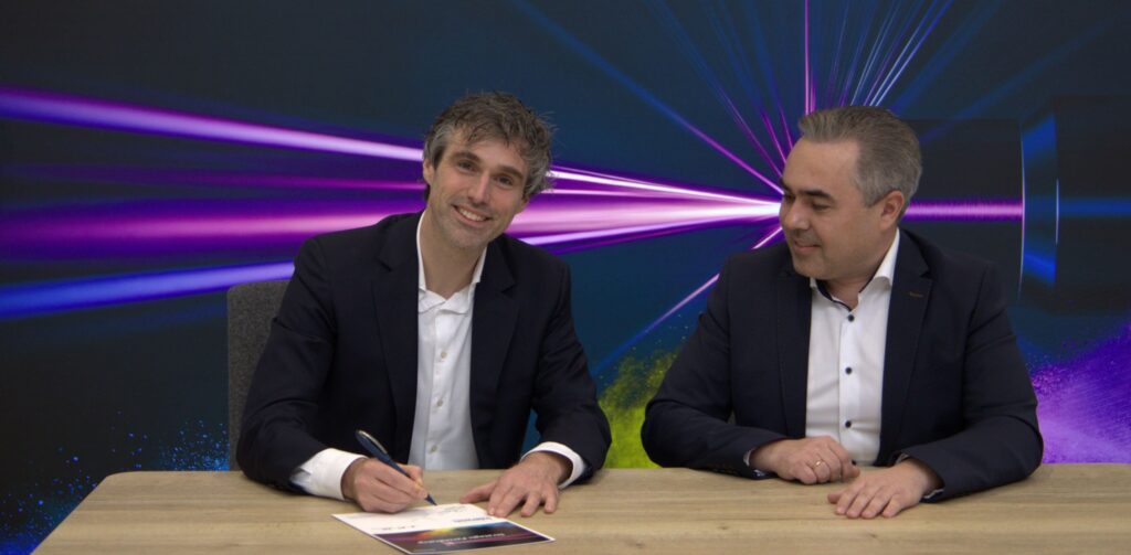 Jorrit van Rijn, Marketing Director des Geschäftsbereichs Pulverlacke von AkzoNobel (links) und Andrey Mashkin, VP of Operations Europe und Managing Director von IPG Photonics