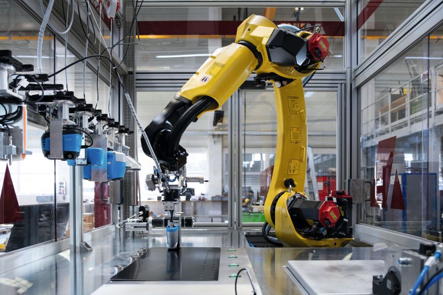 Messtisch mit Messroboter