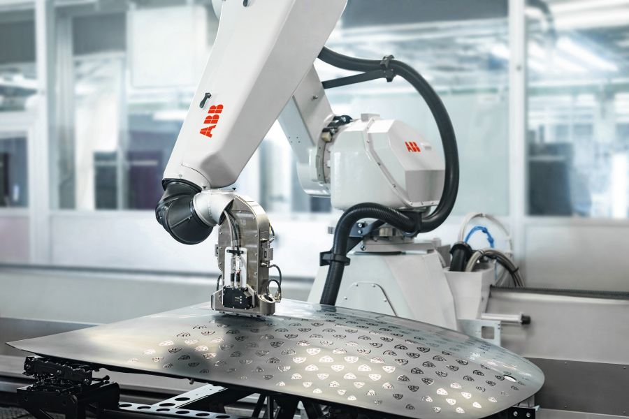 Ein Roboter appliziert oversprayfrei ein Motiv.