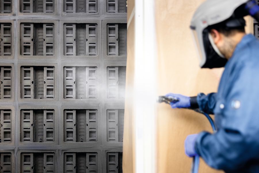 Lackierer lackiert von einer Wand mit Farbnebelabscheidung