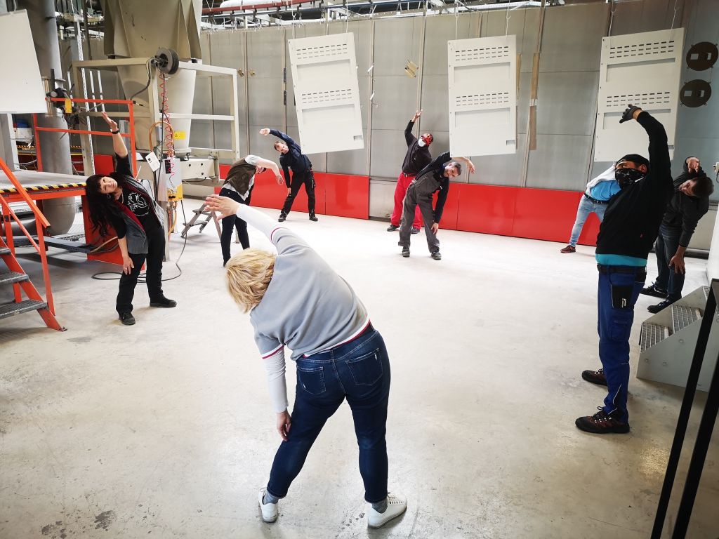 Mitarbeiter bei der Gymnastik