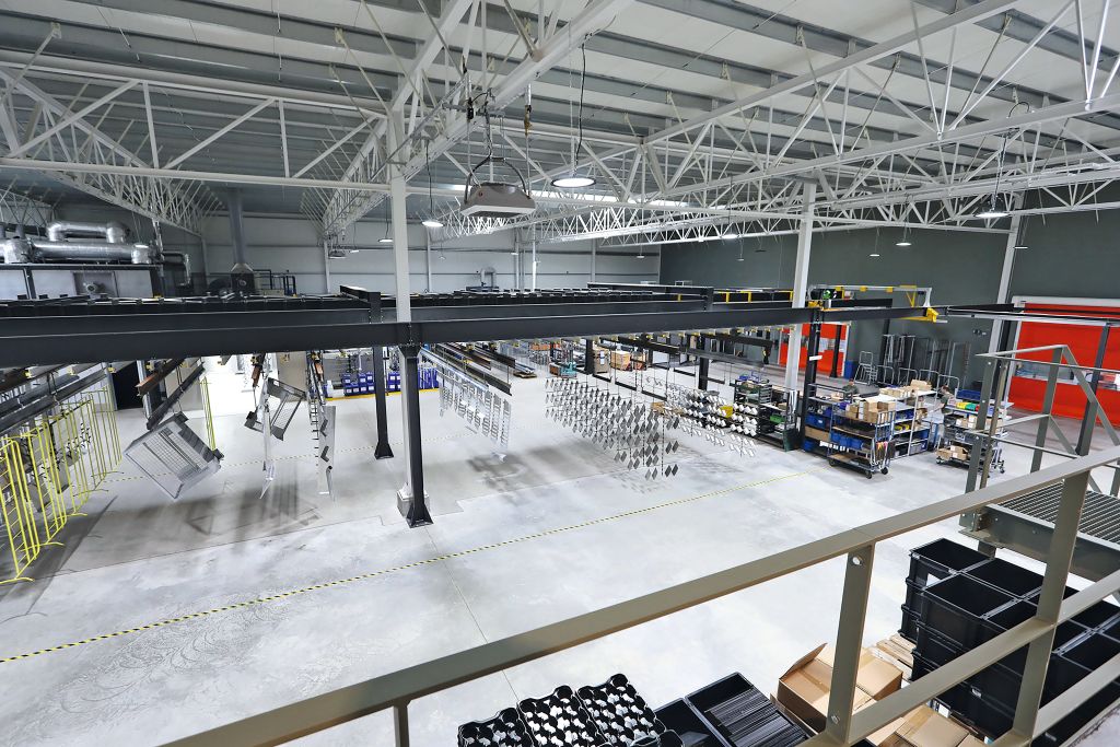 Blick von oben in die Produktionshalle