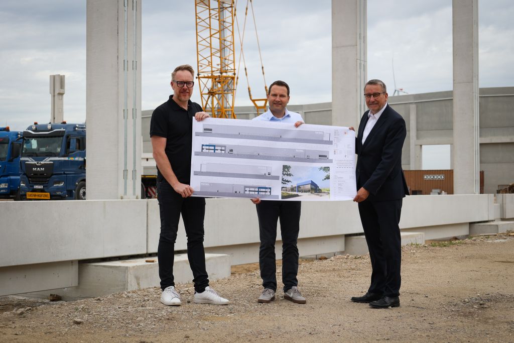 Michael Boyer (boyer & bröckerhoff architekten GmbH), Dennis Schürmann (geschäftsführender Gesellschafter Tuchel Maschinenbau GmbH) und Bürgermeister der Stadt Salzbergen Andreas Kaiser.