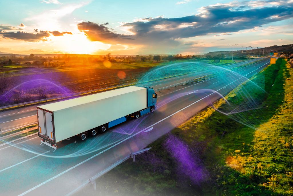 Ein großer Truck, der auf einer Straße fährt
