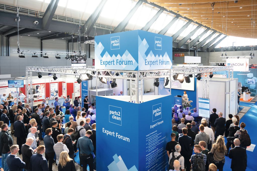 Blick in eine Messehalle mit Besuchern
