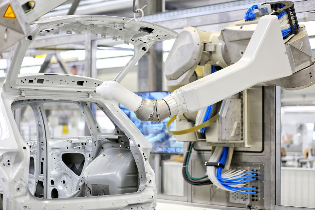 Ein Lackierroboter lackiert eine Karosserie