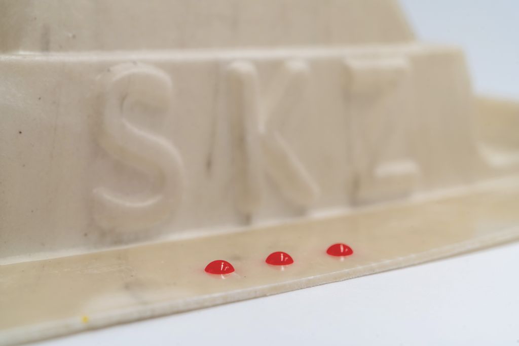 Benetzungsprüfung eines thermogeformten Rezyklat-Bauteils. Foto: SKZ, Luca Hoffmannbeck